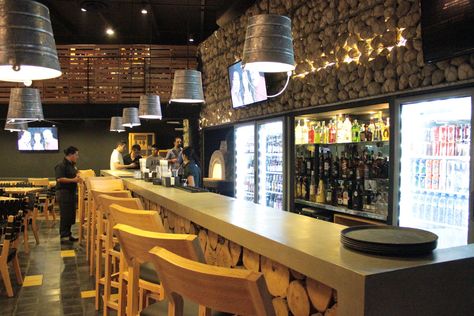 Proyectos de Diseño de restaurantes pequeños, Decoracion de restaurantes rusticos y Fabricacion de muebles para restaurantes. Arquitectura y Diseño interior para restaurantes y bares. Empresas de diseño y arquitectura especializadas en diseño restaurantes y bares. Mobiliario para restaurantes, sillas y mesas de madera para restaurantes. barras de bar, barras para restaurantes, periqueras, taburetes, bancos altos, Diseño de locales comerciales. Ideas Para Bares Originales, Wake Ideas, Fashion Lookbook, Food Art, Conference Room Table, Layout, Restaurant, Bar, Furniture