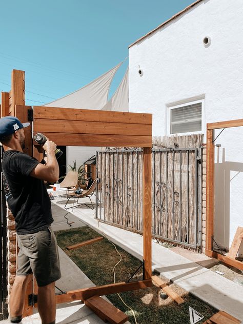 DIY: How To Build a Modern Wood Gate Side Wood Gate, Diy Backyard Gate, Diy Outdoor Gate, Diy Privacy Gate, Diy Front Gate Entrance, Diy Wood Gate Outdoor, Side Fences And Gates, Gate Diy Outdoor, Diy Side Gate