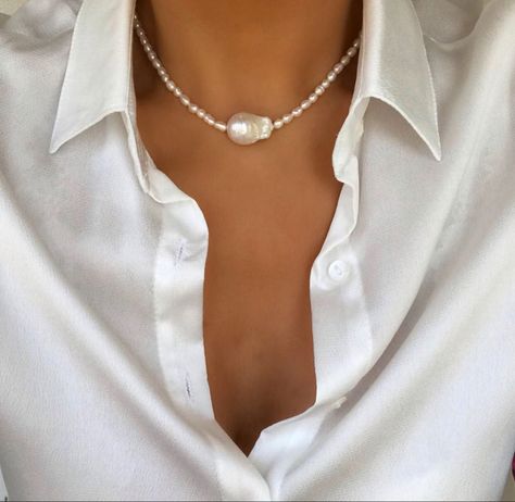 Timeless Pearly, Choker Outfit, Gold And Silver Watch, Creative Jewelry Photography, Pearl Jewelry Design, Diy Jewelry Necklace, Baby Pearls, Necklace Pearl, Jewelry Photography