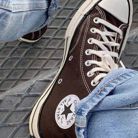 Sofia Coelho, Cool Converse, Converse Aesthetic, Brown Converse, Charlie Spring, Shoes Converse, 3 Shoes, Aesthetic Shoes, Spring Aesthetic