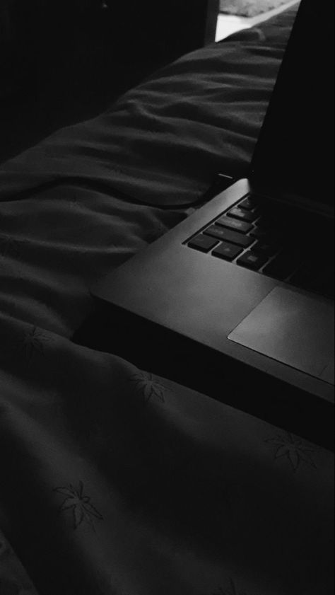 Netflix And Chill Tumblr, Bed Dark, Study Pictures, Books Aesthetic, Dark Wallpaper Iphone, Mood Instagram, Cool Instagram Pictures, Aesthetic Photography Nature, Snap Quotes