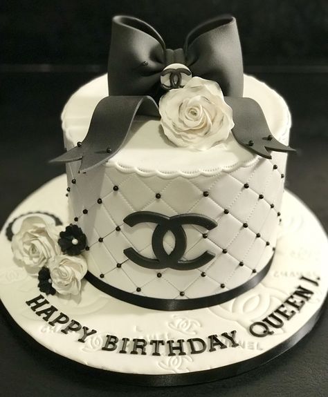 Chanel Cake Ideas, Chanel Torte, Chanel Birthday Cake, Channel Cake, Chanel Cake, Chanel Birthday, Whiskey Cake, Inside Cake, Birthday Cake Pictures