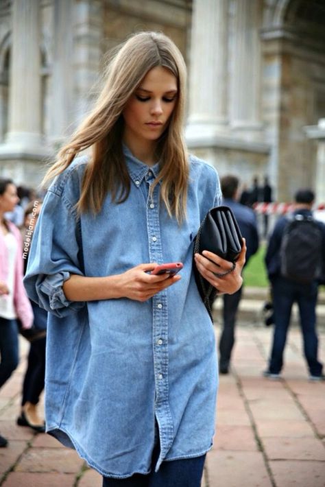 denim girl Kemeja Denim, Oversized Denim Shirt, Mode Tips, Look Jean, Walking Down The Street, Denim On Denim, Double Denim, Cooler Look, Looks Street Style