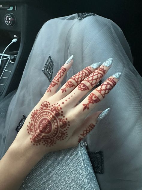 2023, 2024 mehndi, henna designs for cool girls, silver aesthetic, brown girl aesthetic, mehndi aesthetic Aesthetic Mehandi Front Hand Easy, Aesthic Mehndi Designs, Simple Pretty Mehndi Designs, Eid Mehndi Aesthetic, Aesthetic Mehndi Designs Back Hand Easy, Aesthetic Mehedi Degins, Mehindi Desgin Simple Aesthetic, Mehndi Designs Asthethic Front Hand, Wedding Mehndi Designs Simple