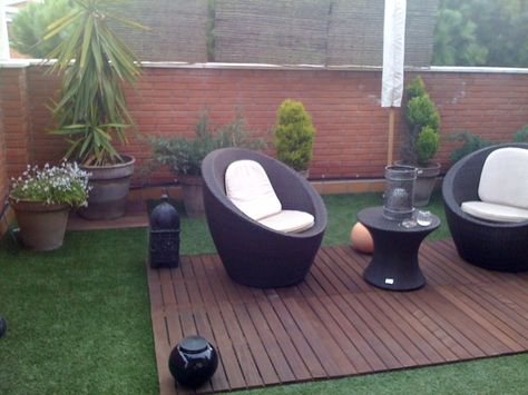 Artificial grass in a city terrace. Changes it all!! Turf Patio, Covered Courtyard, City Terrace, Cheap Artificial Plants, Artificial Plant Arrangements, Garden Privacy Screen, Artificial Plants Decor, Artificial Garden, Artificial Plants Indoor