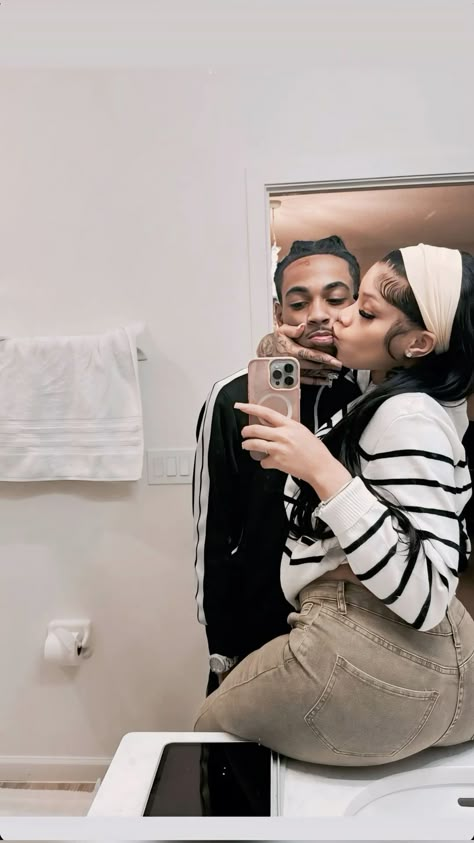 Couple Picture Poses Mirror, Hand On Boyfriends Chest, Black Couple Instagram Pictures, Black Couple Selfies Aesthetic, Couple Pop Out Photos, 1 Month Anniversary Girlfriend, Bathroom Mirror Pics With Boyfriend, Black Couples Picture Ideas, Pics To Recreate With Your Girlfriend