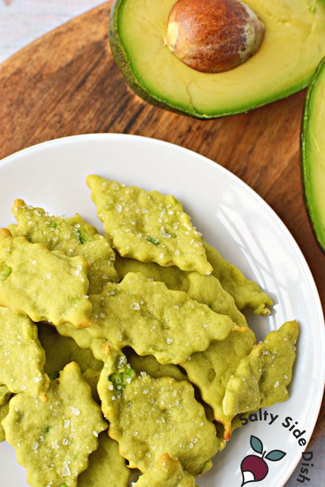 Say goodbye to greasy snacks! Learn to make your own delicious baked avocado chips for a healthier, happier snack time. Toddler Avocado Recipes, Avocado Appetizer Recipes, Tiktok Queso, Avocado Crackers, Avocado Snacks, Avocado Appetizer, Salty Side Dish, Caprese Appetizer, Avocado Chips