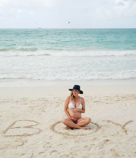 Creative Gender Reveal Ideas, Pregnancy Photoshoot Beach, Maternity Shoot Beach, Beach Maternity Pictures, Maternity Photography Beach, Maternity Photography Poses Outdoors, Baby Bump Pictures, Pregnancy Belly Photos, Cute Pregnancy Pictures