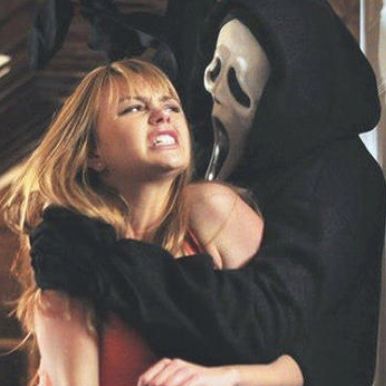 ghostface (scream 4 2011) Scream 1996 Ghostface, Slasher Photoshoot, Ghostface Scream Vi, Slasher Pfp, Scream Screencaps, Ghostface Icons, Scream Costumes, Female Ghostface, Scream 4 Ghostface