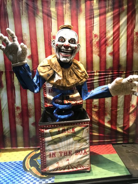 Jack In The Box Clown, Clown Phobia, Halloween Assemblage, Creepy Clowns, Scary Halloween Decorations Diy, Toys In The Attic, Halloween Props Diy, Clown Illustration, Monster Toys