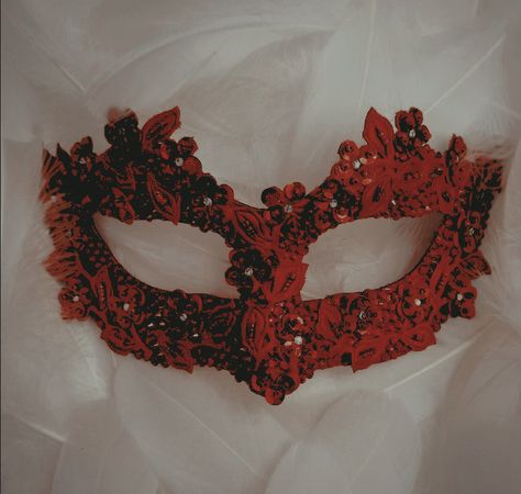 Maroon Masquerade Mask, Red Black And Gold Outfit Ideas, Dark Red Masquerade Mask, Red And Black Masquerade Mask, Masked Ball Outfit, Mascara Party, Black Masquerade Dress, Masquerade Mask Aesthetic, Red Mask Masquerade