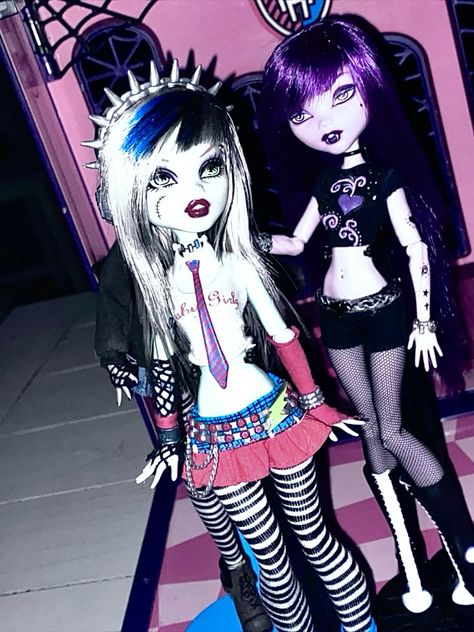 Frankie stein monster high Frankie Stein Restyle, Monster High Dolls Aesthetic, Emo Monster High, List Of Monsters, Scene Monster High, Frankie Monster High, Frankie Stein Monster High, Scene Emo Fashion, Angel Icons