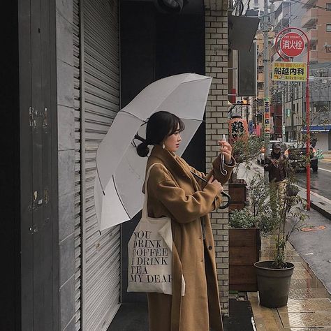 south korea brown coat rainy day city urban plants aesthetic Korean Rainy Day Outfit, Rainy Day Aesthetic Outfit, Rainy Outfit Ideas, Outfit For Rainy Day, Rainy Outfit, Brunch Outfits Fall, Outfit Ideas Korean, Rainy Day Fashion, Rainy Day Aesthetic