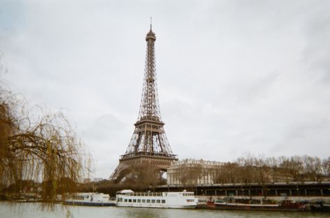 Film Camera Photography, City Of Paris, Paris Dream, Fotografi Vintage, Parisian Life, Disposable Camera, Paris Aesthetic, Cinematic Photography, The Eiffel Tower