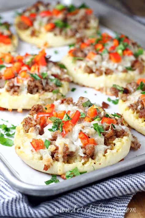 Sausage and Egg Breakfast Pizzas Handheld Breakfast, Egg Pizza Breakfast, Sausage And Egg Breakfast, Breakfast Pizzas, Veggie Breakfast, Crockpot Healthy, For Two, Recipes For, English Muffins