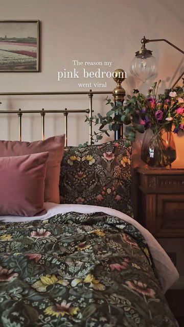 Green And Pink Bedding Ideas, Fall Color Bedroom, Ecotourism Residence, Moody Mid Century Modern Bedroom, Moody Pink Bedroom, Green Cottage Bedroom, Anthropology Bedroom, Romantic Vintage Bedroom, Romantic Vintage Bedroom Ideas