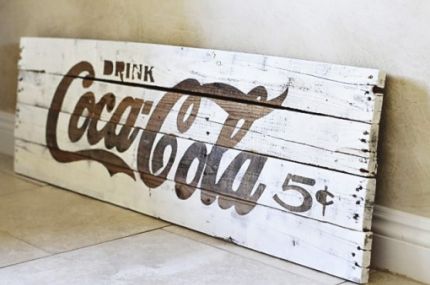 DIY Vintage Coca Cola Sign @Vanessa Mayhew & CraftGossip Diy Painted Signs, Pallet Signs Rustic, Décor Boho, Pallet Signs, Coca Cola Vintage, Décor Diy, Diy Vintage, Diy Signs, Rustic Diy