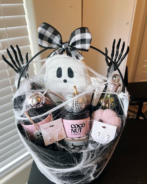 I had never heard of “boo basket” 👻🧺 before this year, but immediately became obsessed with their cuteness and had to give it a shot. Below is my first attempt at putting one together. Created for Jacob’s 2nd grade teacher (Her birthday is in October & her favorite holiday is Halloween 🎃). #boobasket #boobucket #spookyseason #halloweendiy #teachergifts #teachergiftideas 2nd Grade Teacher, Favorite Holiday, Halloween Diy, Teacher Gifts, Halloween, Birthday, 10 Things