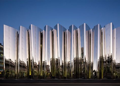 Pattersons Associates uses stainless steel to create shimmering art museum devoted to Len Lye. Kinetic Architecture, Kengo Kuma, New Plymouth, New Museum, Facade Architecture, Facade Design, Architecture Project, Architecture Building, 인테리어 디자인