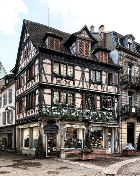 Chapellerie Tudor Apartment Building, Windenburg Aesthetic, German Townhouse, Tudor Townhouse, Mansion Castle, Tudor Buildings, Apartment Building Exterior, Tudor Architecture, Medieval Towns