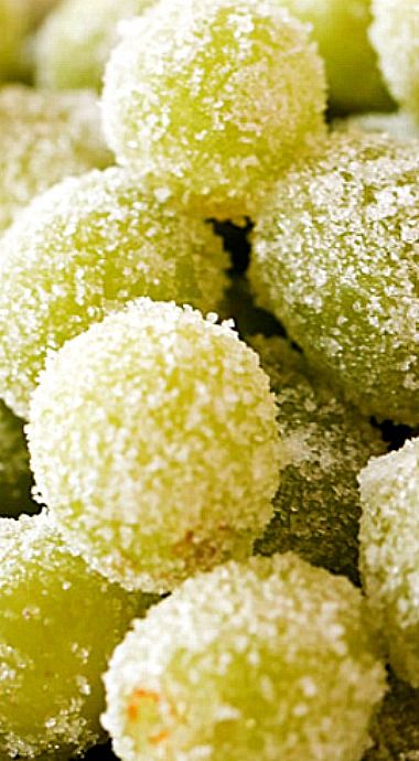 Sugared Champagne Grapes ❊ Prosecco Grapes, New Year's Eve Food, New Years Eve Dessert, Champagne Grapes, Super Easy Desserts, Easy Holiday Desserts, Grape Recipes, Boozy Desserts, Appetizer Bites