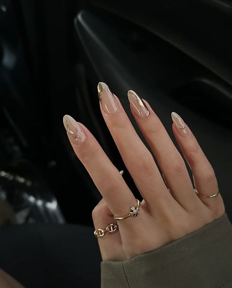 Gold Details Nails, Nails Gold Detail, Nails With Golden Details, Gold Design Nails, Classy Gold Nails, Pretty Nails For Winter, Christmas Nails Almond, Trendy Christmas Nails, Nails For Winter