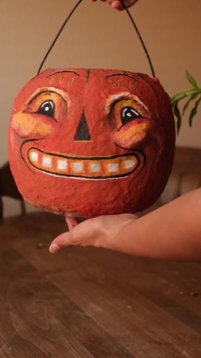 Vintage Pumpkin Faces, Papier Mache Halloween, Paper Mache Witch, Vintage Jack O Lantern, Halloween Tiktok, Halloween Paper Mache, Paper Mache Pumpkins, Paper Mache Ideas, Happy Halloweenie