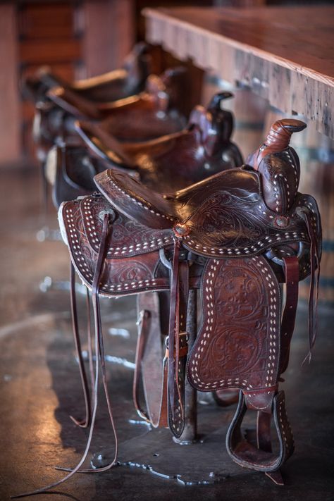 saddle stools at kevin fowler's @RusticRanchTX ranch Old West Saloon, Unique Bar Stools, Saddle Bar Stools, Saddle Chair, Primitive Country Homes, Garage Guest House, Home Bar Rooms, Smart Girl, Saddle Stools