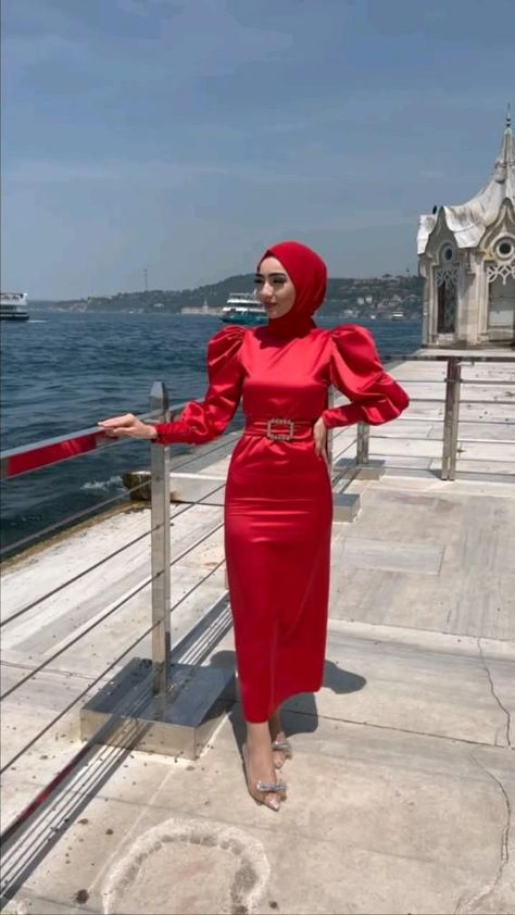 Red Dress Hijab Soiree, Red Soiree Dresses, Red Dress Hijab, Fashion Classy Outfits, Soiree Dresses For Hijab, Hijab Soiree, Hijab Fashion Summer, Red Satin Dress, Hijab Wedding Dress