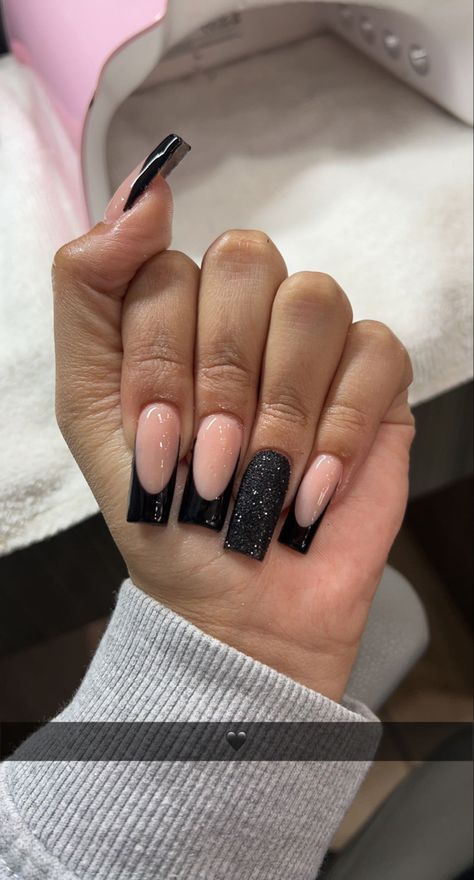 Black Nails Ideas Prom, Pretty Medium Nails, Black Tip Nails Acrylic, Black Square Nail Ideas, Black Square Nails With Glitter, Medium Length Nails Black, Medium Length Black Nails, Black Birthday Nails Acrylic, Black Nails Medium Length