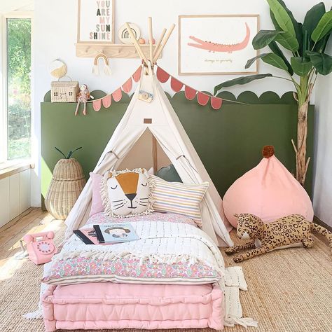 Playroom decor ideas. Pink and green girls interior design. Scalloped wall paint how to. Pink bedroom Jungle Bedroom, Safari Room, Scandi Nursery, Jungle Room, Toddler Girl Room, Daughters Room, Toddler Bedrooms, Toddler Room, Big Girl Rooms