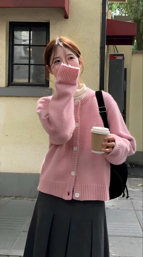 Softgirl Outfits Winter, Pink Outfits Cold, Pink Autumn Outfit, Korean Winter Fashion Outfits, Hijab Jeans, Aesthetic Hijab, Japan Outfits, Jumper Outfit, Cold Outfits