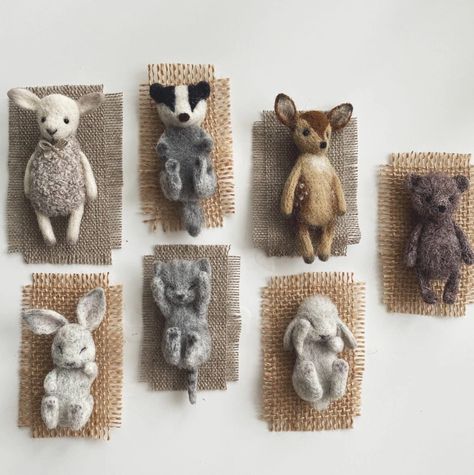 Tiny Felted Animals, Needle Felted Toys, Mini Needle Felting, Needle Felted Bear, Needle Felting Animals, Felted Creatures, Tovad Ull, Felted Toys, Needle Felting Diy