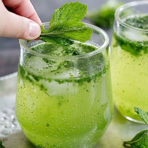 Mint Ginger Mocktail - Unicorns in the Kitchen Mint Leaves Recipe, Ginger Mocktail, Mint Drink, Drink Recipes Nonalcoholic, Mint Leaves, Lemon Lime, Non Alcoholic, Coffee Recipes, Mocktails