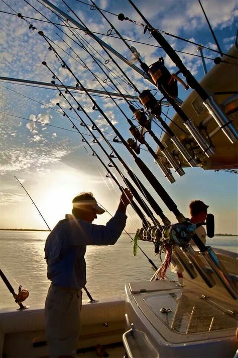 Fishing the Florida Keys Fishing Florida, Sport Fishing Boats, Big Game Fishing, Salt Water Fishing, Offshore Fishing, Fishing Pictures, Boat Fishing, The Florida Keys, Fishing Supplies