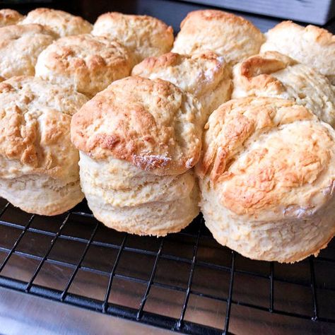 Making Scones, British Scones, Home Cooked Food, Afternoon Tea Cakes, Scones Recipe Easy, Homemade Scones, Scones Easy, Cooked Food, Soda Water