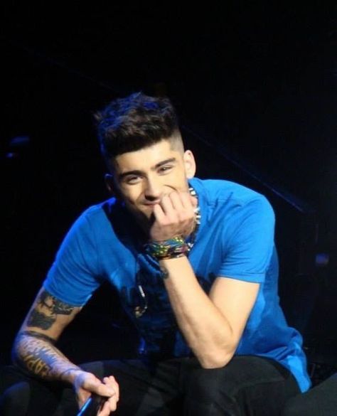 best of zayn on Twitter: "zayn in blue is something else… " Zayn Malik Icons, Malik One Direction, One Direction Zayn Malik, Zayn Malik Photos, Very Important Person, Zayn Malik Pics, One Direction Photos, One Direction Pictures, I Love One Direction