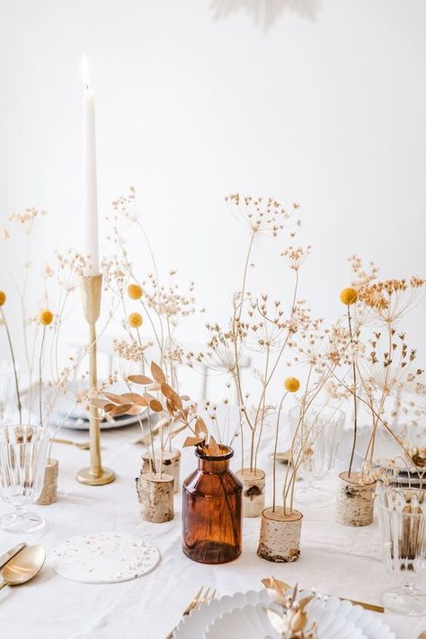 Love the dried foliage and flowers in this table setting. Would make a beautiful minimalist wedding table🍂 Flower Table Decorations, Modern Table Decor, Rustic Wedding Decorations, Tafel Decor, Unconventional Wedding, Thanksgiving Table Settings, Table Styling, Deco Floral, Dried Floral