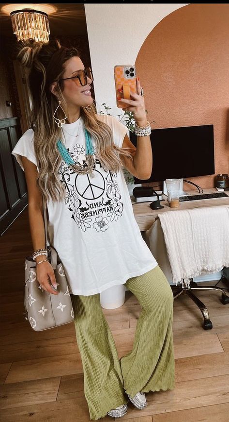 Look Boho Chic, Fashion Week 2024, 70s Outfits, Boho Style Outfits, Boho Chic Outfits, Estilo Chic, The Boutique, Star Sneakers, Luxury Goods