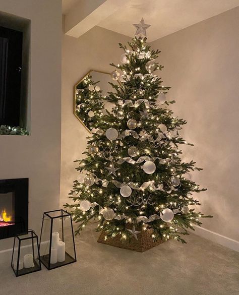 Minimalist Christmas Tree Ideas, Full Christmas Tree, Christmas Tree Inspo, Coastal Christmas Tree, Xmas Table, Minimalist Christmas Tree, Aesthetic Shop, Christmas Tree Inspiration, Christmas Themes Decorations