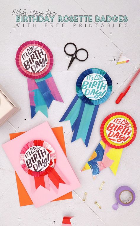 You can make your own adorable birthday rosette badges with my free printables! It's just a few minutes to make printable birthday buttons! Birthday Button Pin Diy, Badge Button Ideas, Birthday Button, Diy Birthday Button, Diy Birthday Badge, Badge Ideas, Badges Diy, Happy Birthday Printable, Birthday Pins