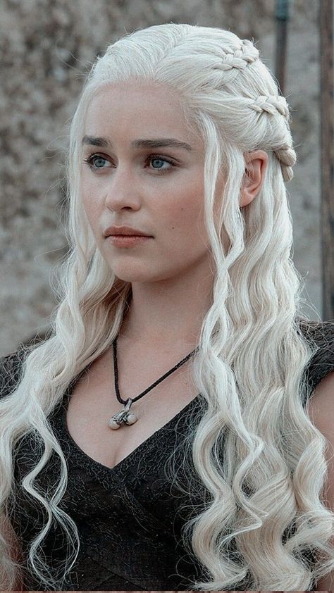 Daenerys Targaryen Hair, Daenerys Hair, Daenerys Targaryen Wallpaper, Targaryen Hair, Natural Portrait, Long White Hair, Targaryen Aesthetic, Mode Turban, Gra O Tron