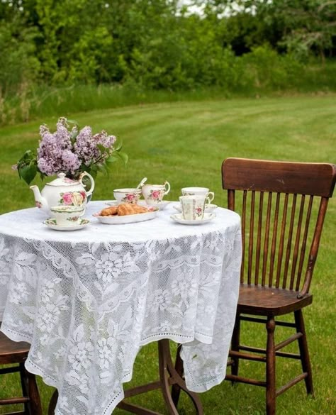 Tea In The Garden Aesthetic, Tea Party In The Garden, Tea Party Outside, Tea House Aesthetic, Garden Tea Party Aesthetic, Tea In Garden, Lawn Picnic, Country Tea Party, Tea Party Pictures