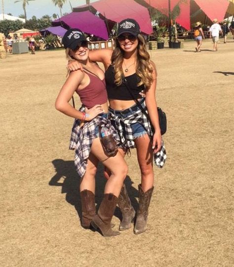 Country Music Festival Outfits Roundup - Native + Sol Festival Outfit Plus Size, Country Girl Outfits, Stagecoach Outfit, Country Music Festival Outfits, Look Festival, Summer Festival Outfit, Fest Outfits, Country Music Festival, Wilde Westen