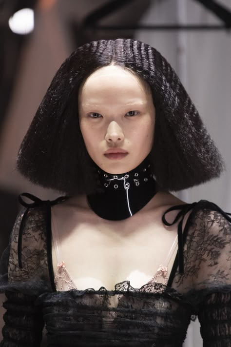 Gucci Fw 2020, Gucci Models Female, Gucci Hairstyle, Tao Kurihara, Grunge Y2k Aesthetic, Gucci 2020, The Painted Veil, Mesh Headband, Gothic Looks