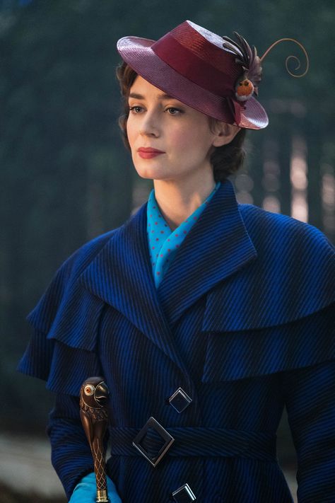 Emily Blunt as Mary Poppins in Mary Poppins Returns (2018) Mary Poppins Disfraz, Mary Poppins Outfit, Mary Poppins Movie, Mary Poppins Costume, Sandy Powell, Mary Poppins Returns, Emily Mortimer, Phineas Y Ferb, Viggo Mortensen