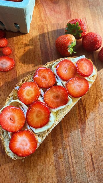 Benyapak M. | Foam on Instagram: "Save&Share 📩↗️ this Strawberry 🍓 & Brie 🧀 toast . You’ll need - a slice of bread - Brie cheese - fresh strawberry - honey How- - Toasted your bread together with Brie slices until the cheese is melted to your liking - topped with strawberry slices and honey - serve while it’s hot #toast #breakfast #breakfastideas #breakfastsandwich #brie #briecheese #strawberry #fallfood #fallfoodideas #foodporn #food #foodie #breakfastfood" Brie Toast, Strawberry Brie, Strawberry Honey, Strawberry Slice, Brie Cheese, Slice Of Bread, Breakfast Sandwich, Fresh Strawberry, Brie