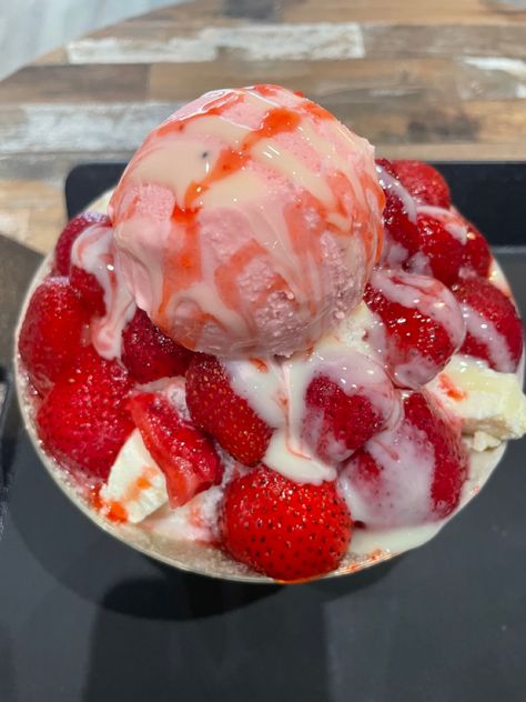 Shaved Ice Aesthetic, Strawberry Bingsu, Shaved Ice Cream, Korean Shaved Ice, Korean Ice Cream, Princess Food, Korean Dessert, Yummy Comfort Food, Strawberry Desserts