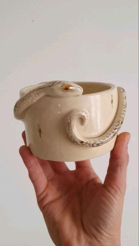 Ring Bowls Clay Aesthetic, 3d Pottery Ceramic Art, Cute Coil Pot Ideas, Aesthetic Ceramic Mugs, Double Pinch Pot Ideas Ceramics, Bowl Ideas Ceramic, Mushroom Pinch Pot, Pinch Pot Ideas Ceramics Animals, Cute Pinch Pot Ideas