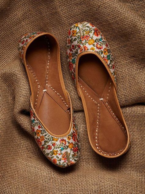 Pakistani Shoes, Indian Sandals, Fancy Sandals, Indian Shoes, Punjabi Jutti, Shoes Heels Classy, Embroidery Shoes, Girly Shoes, Aesthetic Shoes